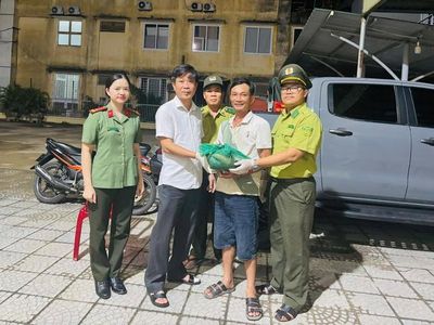 Nhặt chiếc túi giữa đường, người đàn ông bất ngờ phát hiện động vật quý hiếm