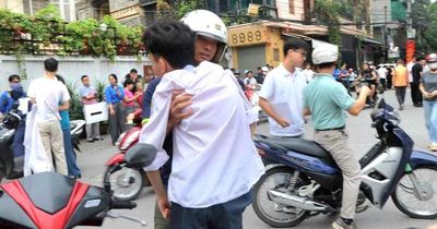 Người cha 18 năm làm đôi chân cho con, người bà 80 tuổi và những người thân thấp thỏm chờ sĩ tử thi tốt nghiệp THPT