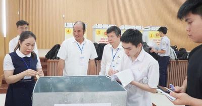 Huế bố trí điểm giữ điện thoại cho thí sinh, 100% học sinh lớp 12 dự thi môn Ngữ văn