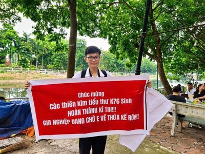 Không phải thi tốt nghiệp, nam sinh đạt giải Nhất quốc gia môn Sinh học làm băng rôn đến điểm thi cổ vũ sĩ tử