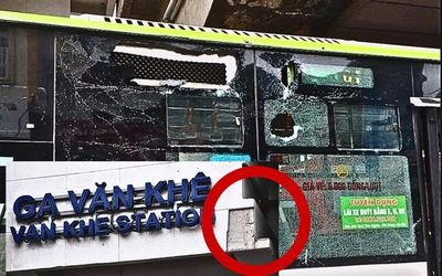 Đang chạy dưới ga Văn Khê, xe buýt BRT bất ngờ bị vật liệu rơi trúng