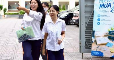 Sĩ tử rạng rỡ rời trường thi môn Toán vì làm bài như ý