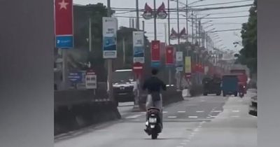Buông cả hai tay, đánh võng giữa đường, nam thanh niên trả giá đắt