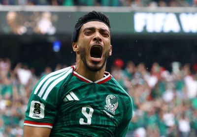 Tiền đạo Mexico bật khóc sau khi ghi bàn
