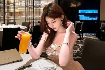 Trả giá đắt vì mua ảnh chơi golf, ăn omakase 1.000 đồng để 'phông bạt'