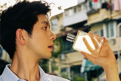 Thấy gì từ trào lưu xịt nước hoa 100 lần?