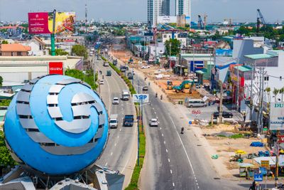 Quốc lộ 13 TP.HCM rầm rộ thi công lên 8 làn xe