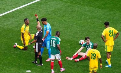 'Mưa thẻ đỏ', chưa vội trách trọng tài ngày khai màn World Cup 2026