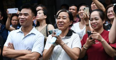 Trăm đôi mắt dõi vào điểm thi tốt nghiệp THPT, thấy bóng con mọi ưu phiền tan biến