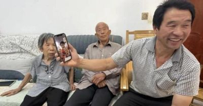Hai anh em khiếm thính thất lạc 35 năm, nhận ra nhau nhờ vết sẹo và bức ảnh cũ