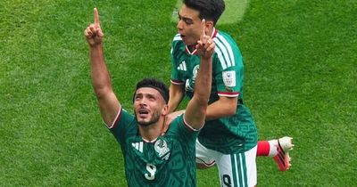 Mexico 2-0 Nam Phi: 3 thẻ đỏ và nước mắt xúc động của Raul Jimenez