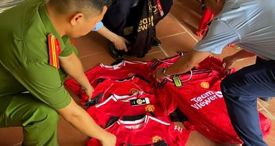 Người phụ nữ bị xử phạt vì bày bán 7 bộ quần áo giả nhãn Manchester United