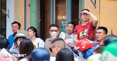 Điểm tựa vững chắc của sỹ tử và những ánh mắt ngóng trông ngoài cổng trường
