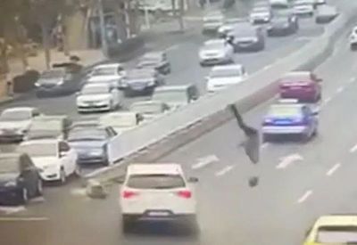 Bất chấp đèn xanh cho xe lưu thông, người phụ nữ sang đường rồi bị ô tô húc văng lên không trung
