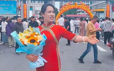 Mặc sườn xám đưa con đi thi Đại học, người mẹ gây tranh cãi vì một chi tiết
