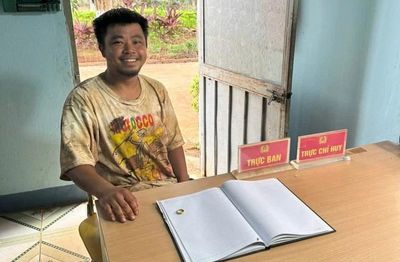 Đi đổ xăng nhặt được nhẫn vàng, người đàn ông mang đến Công an giao nộp