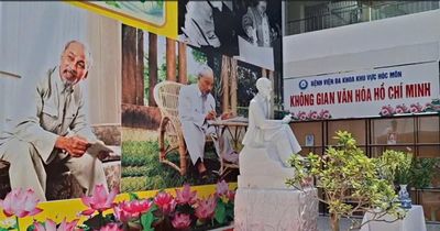 Đặt tượng Bác Hồ tại không gian văn hóa Hồ Chí Minh tại Bệnh viện Đa khoa khu vực Hóc Môn