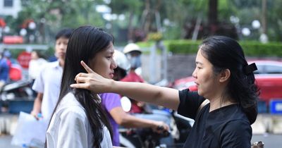 Hình ảnh nhiều cảm xúc của sĩ tử, phụ huynh trong ngày thi cuối tốt nghiệp THPT 2026