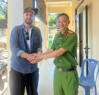 Công an phường Hòa Khánh để lại ấn tượng đẹp đối với du khách nước ngoài về tinh thần trách nhiệm và sự giúp đỡ tận tình