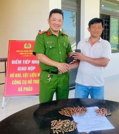 Người dân giao nộp cả trăm viên đạn quân dụng