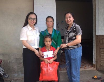 Hội Liên hiệp Phụ nữ phường Đoàn Kết thăm tặng quà 'Con nuôi của Hội'