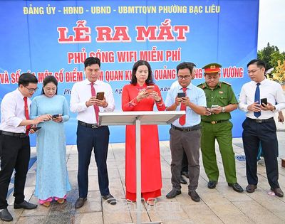 Phường Bạc Liêu ra mắt mô hình Wifi miễn phí và số hóa tại Quảng trường Hùng Vương