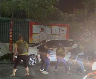 Người đàn ông nhiễm HIV, cầm dao hành hung người đi đường