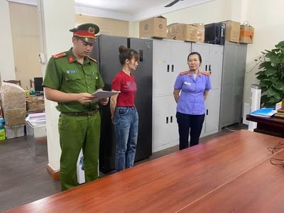 Bắt tạm giam người phụ nữ điều hành cơ sở sản xuất băng vệ sinh, bỉm giả