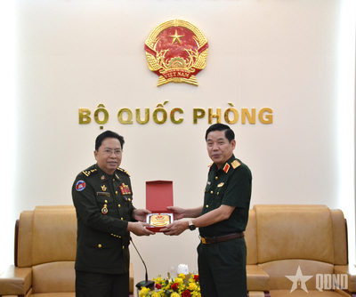 Thượng tướng Nguyễn Văn Gấu tiếp Phó tổng thư ký Bộ Quốc phòng Campuchia