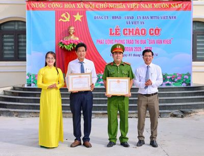 Khen thưởng đột xuất cho Công an xã Việt An