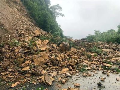 Sạt lở đất đá, vùi lấp người phụ nữ ven đường
