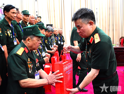 Bộ Quốc phòng gặp mặt, tặng quà đại biểu người có công tỉnh Nghệ An