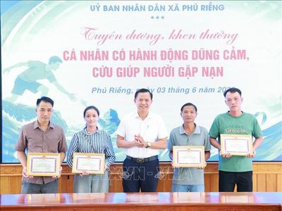 Khen thưởng đột xuất 5 cá nhân dũng cảm cứu người gặp nạn do mưa lũ