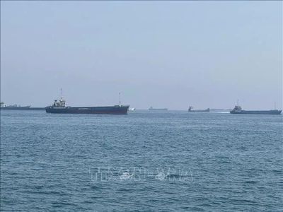 Nhiều vụ nổ lớn tại eo biển Hormuz, chưa rõ nguyên nhân