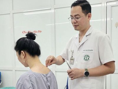 Dân văn phòng khổ sở vì đau cổ vai gáy, bác sĩ chỉ cách giảm đau hiệu quả