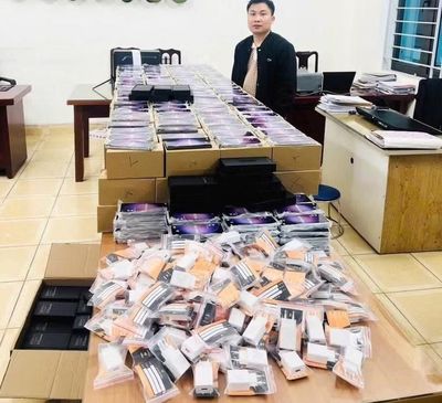 Bóc gỡ đường dây tiêu thụ hàng nghìn điện thoại Samsung giả