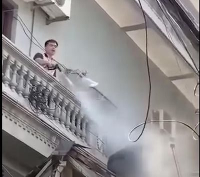 Công an xác minh vụ người đàn ông xịt nước vào thợ đang làm việc trên cao
