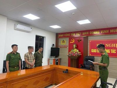Khởi tố người đàn ông sử dụng chứng chỉ giả để hành nghề lái máy xúc