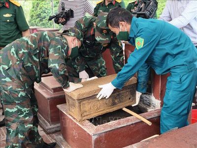 Lấy mẫu, số hóa thông tin hài cốt liệt sĩ tại Nghĩa trang Liệt sĩ Quản Bạ