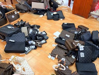 Khởi tố nữ giám đốc 23 tuổi buôn bán túi xách, ví giả mạo Chanel, Dior, Gucci
