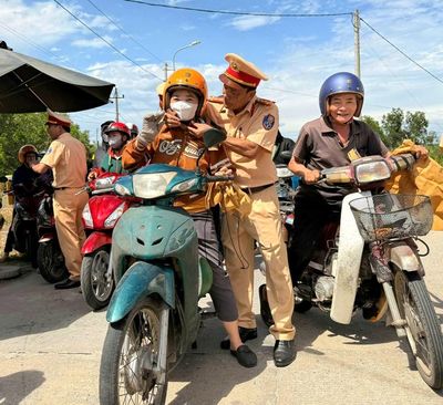 Trao tặng 2.000 mũ bảo hiểm đạt chuẩn cho người dân