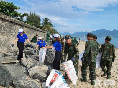 Đà Nẵng: Hơn 300 cán bộ, chiến sĩ, đoàn viên, thanh niên các đơn vị ra quân vệ sinh bờ biển