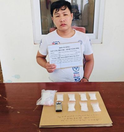 Bắt đối tượng bán 'đá' tại cảng cá