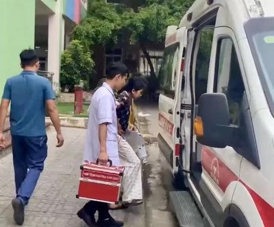 Học sinh vừa phẫu thuật ruột thừa được xe cứu thương đưa đến điểm thi lớp 10