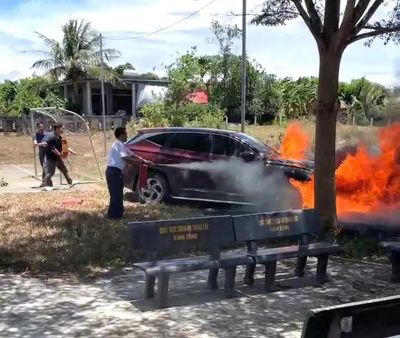 Cháy xe ô tô khi đi dự đám cưới ở xã Đông Trạch