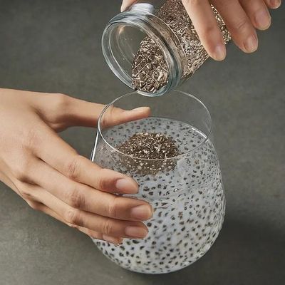 Tại sao cần phải ngâm nở hạt chia trước khi uống?
