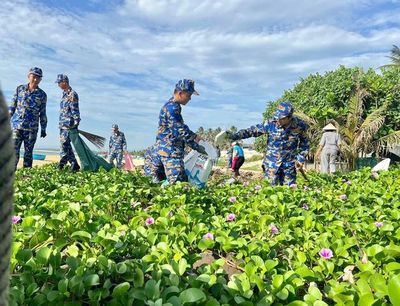 Đông đảo cán bộ, chiến sĩ Hải quân tham gia làm sạch bãi biển ở Đắk Lắk