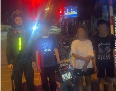 Lái xe không đội mũ bảo hiểm còn dùng bình xịt cay chống trả công an