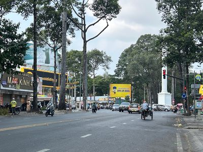TP.HCM siết quản lý biển quảng cáo trên vỉa hè