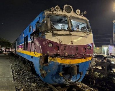 Nguyên nhân vụ tàu hỏa húc văng xe tải chở cát